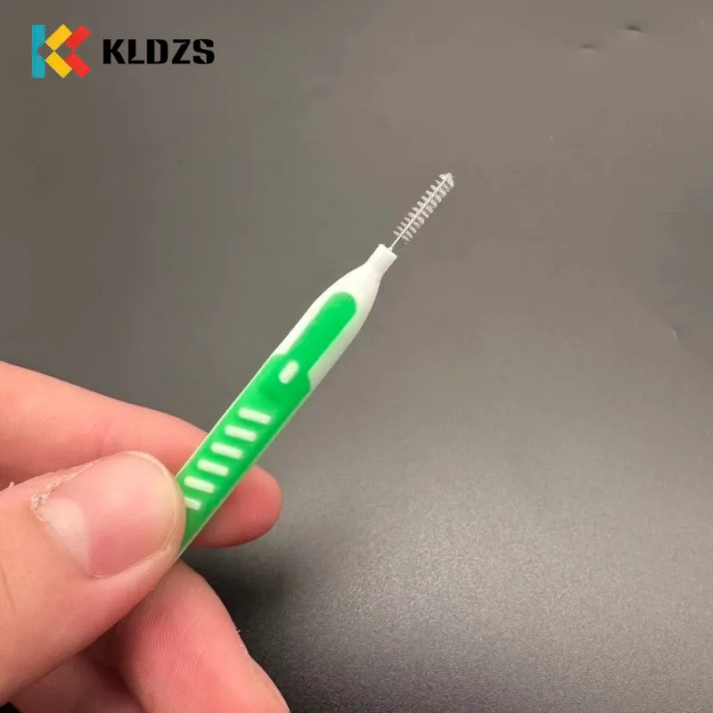 Push-Pull medzizubná kefka