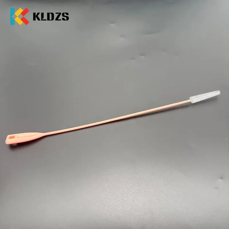 Štetec na slamku na pohár vody